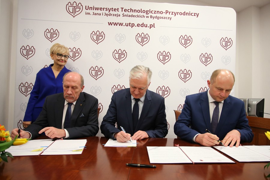Ceremonia podpisania umowy i listu intencyjnego w sprawie finansowania rozbudowy Uniwersytetu Technologiczno-Przyrodniczego w Bydgoszczy, fot. Filip Kowalkowski