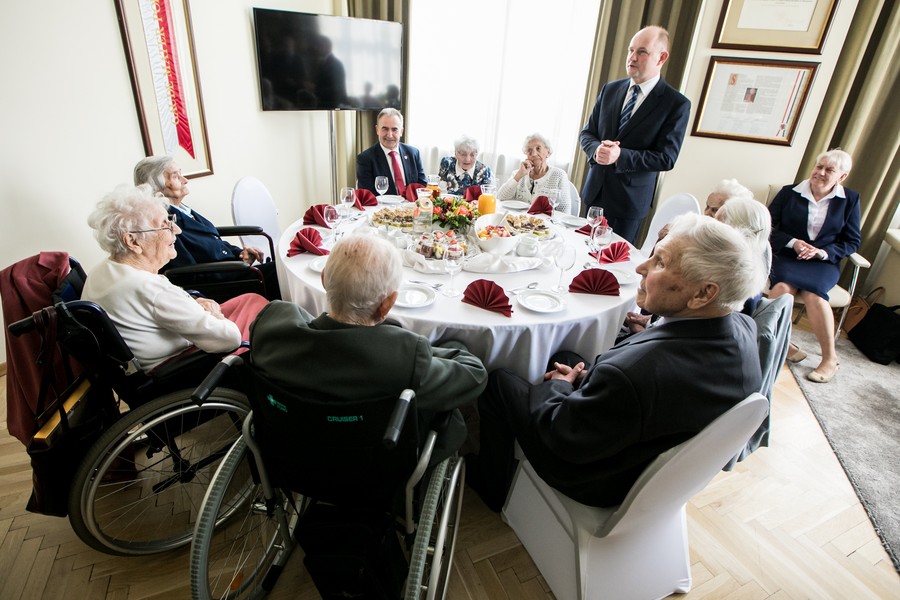 Spotkanie z honorowymi gośćmi i ich rodzinami z udziałem marszałka Piotra Całbeckiego i przewodniczącego sejmiku Ryszarda Bobera, fot. Andrzej Goiński