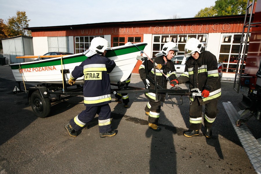 Gotowość bojową kujawsko-pomorskich strażaków podniosło wyposażenie jednostek OSP w nowoczesne narzędzia i ekwipunek – w sumie kilkuset zestawów sprzętu niezbędnego przy różnego rodzaju akcjach ratunkowych, fot. Andrzej Goiński