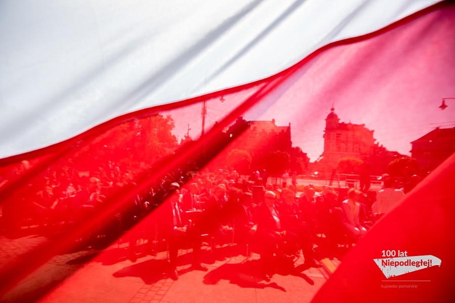 Obchody 100-lecia odzyskania przez Polskę niepodległości przed Urzędem Marszałkowskim w Toruniu, fot. Andrzej Goiński