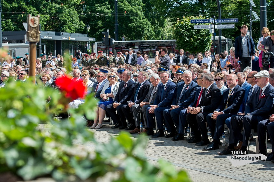 Obchody 100-lecia odzyskania przez Polskę niepodległości przed Urzędem Marszałkowskim w Toruniu, fot. Łukasz Piecyk
