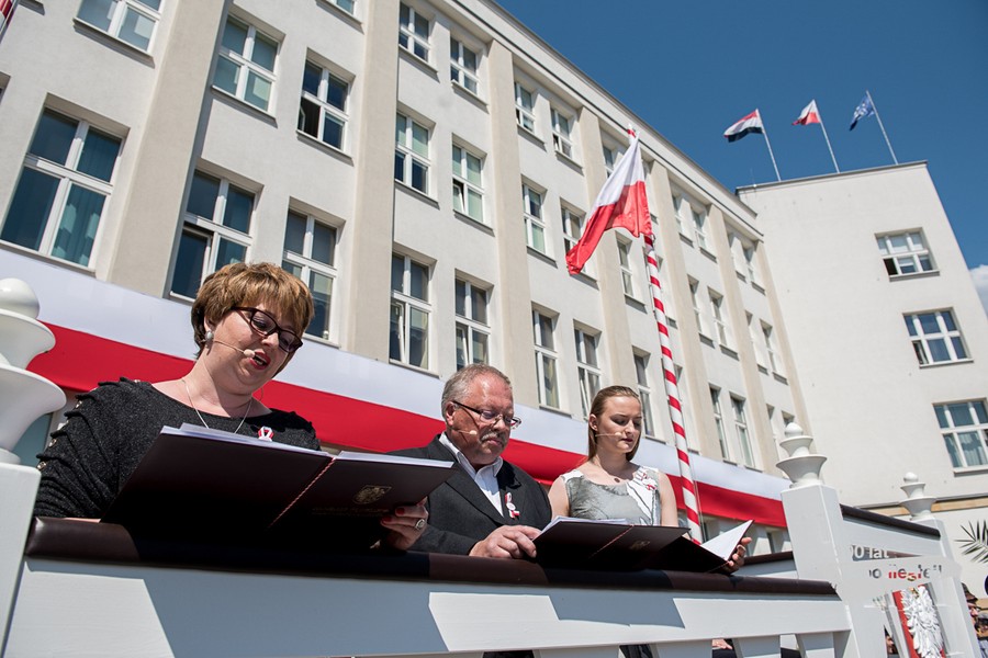 Obchody 100-lecia odzyskania przez Polskę niepodległości przed Urzędem Marszałkowskim w Toruniu, fot. Łukasz Piecyk