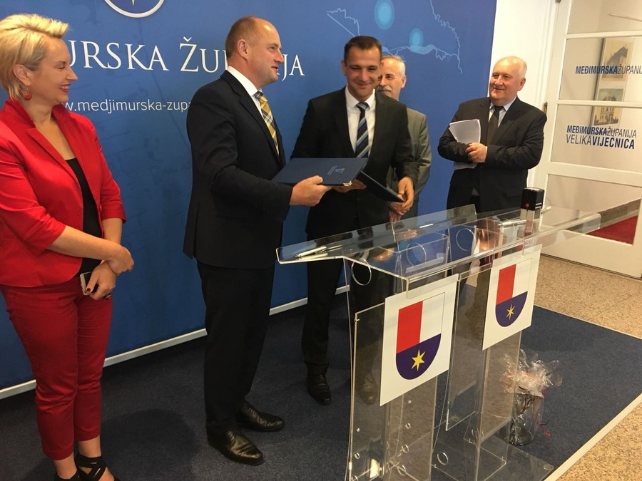 Ceremonia podpisania umowy oraz wystąpienie marszałka Piotra Całbeckiego po jej zakończeniu, fot. UMWKP