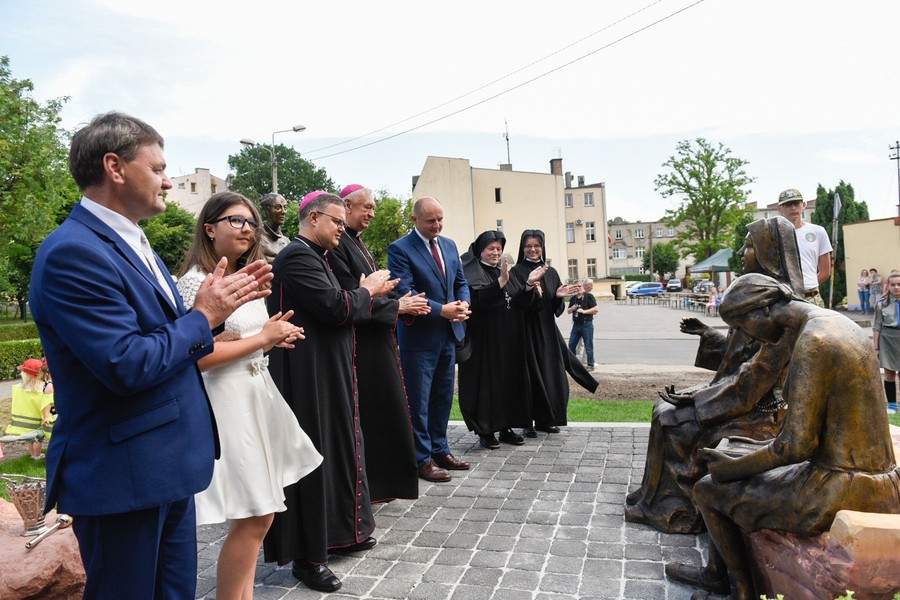 Ceremonia odsłonięcia pomnika matki Marii Karłowskiej w Jabłonowie, fot. Łukasz Piecyk dla UMWKP