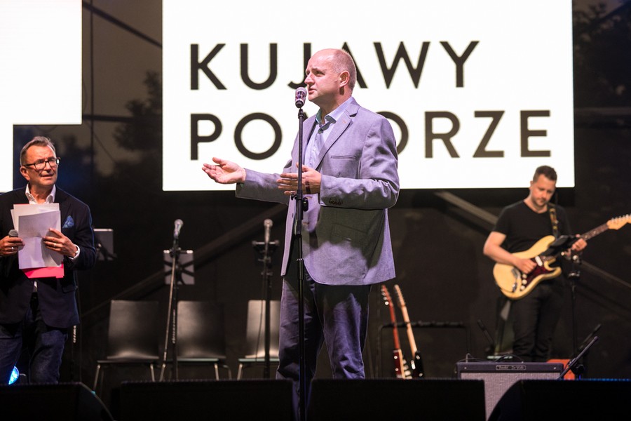 Koncert "Pod wspólnym niebem" na placu za Urzędem Marszałkowskim w Toruniu, fot. Andrzej Goiński