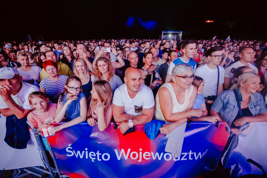 Koncert "Pod wspólnym niebem" na placu za Urzędem Marszałkowskim w Toruniu, fot. Łukasz Piecyk