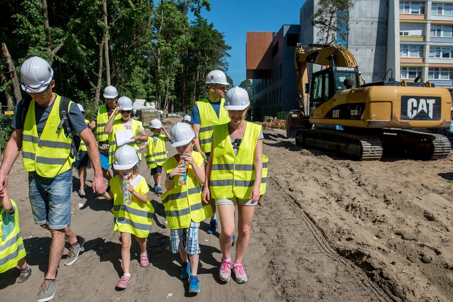 Wizyta dzieci na budowie szpitalnego miasteczka na Bielanach, fot. Łukasz Piecyk