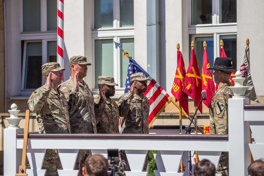 Ceremonia ponownego zaciągnięcia się do armii amerykańskiej przed Urzędem Marszałkowskim, fot. Szymon Zdziebło/Tarantoga.pl