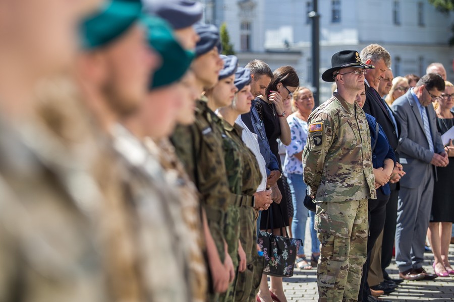Ceremonia ponownego zaciągnięcia się do armii amerykańskiej przed Urzędem Marszałkowskim, fot. Szymon Zdziebło/Tarantoga.pl