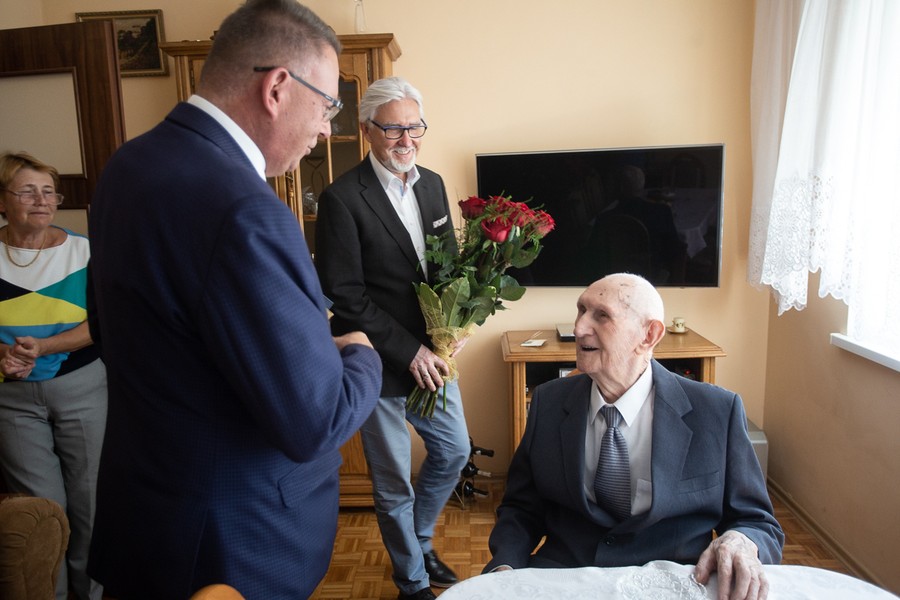 Wizyta wicemarszałka Zbigniewa Ostrowskiego w domu Antoniego Ciszka, fot. Filip Kowalkowski