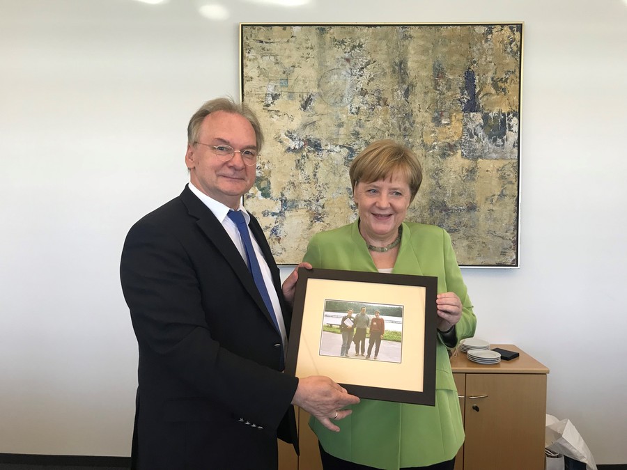 Kanclerz Angela Merkel i premier Reiner Haseloff oraz fotografia sprzed 30 lat, fot. z serwisu prasowego rządu Saxonii-Anhalt