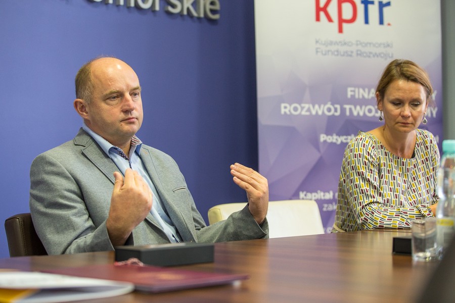 Podpisy na umowie uruchamiającej pożyczki złożyły prezes KPFR Kamila Radziecka i prezes KPFP Agnieszka Wasita, fot. Szymon Zdziebło/tarantoga.pl dla UMWKP