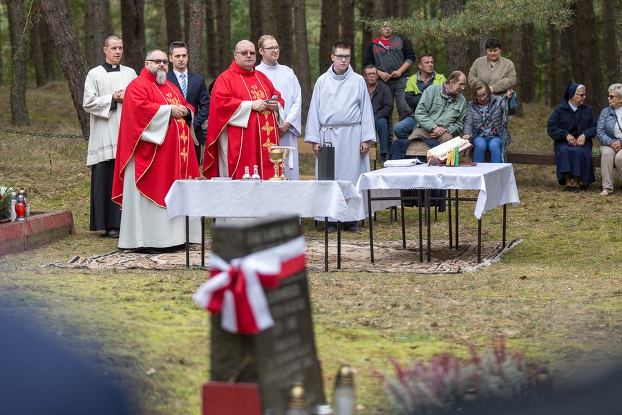 Uroczysta msza święta przy pomniku w Klamrach odbyła się 23 września, fot. Szymon Zdziebło/Tarantoga.pl
