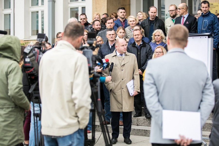 Informację o osiągnięciu wymaganego poziomu certyfikacji marszałek Piotr Całbecki wspólnie ze współpracownikami ogłosił dziś (2 października) przed Urzędem Marszałkowskim, fot. Andrzej Goiński