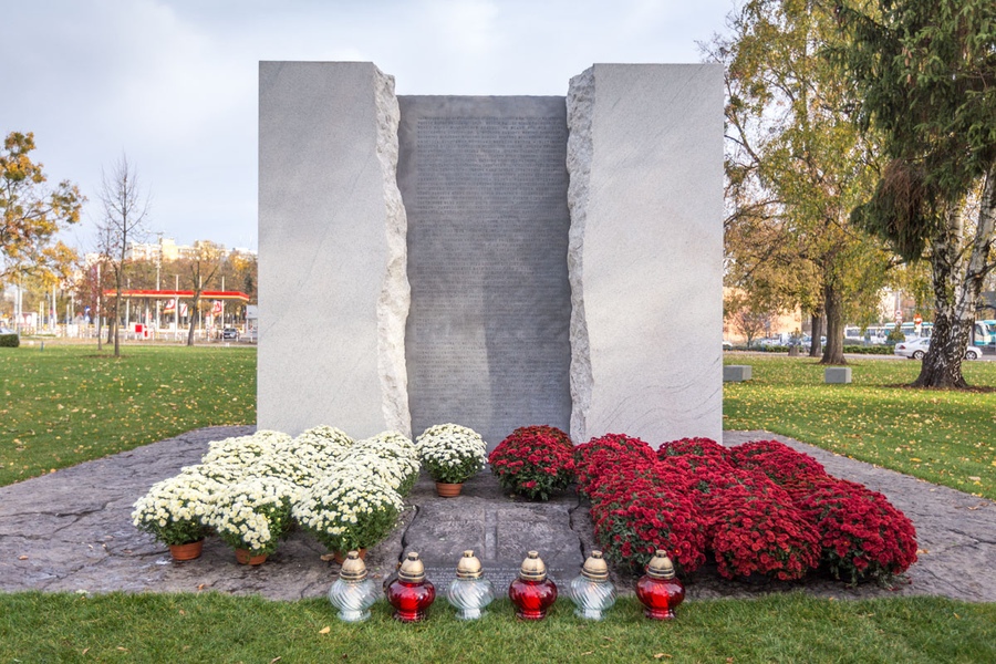 Ceremonia zapalenia zniczy pod pomnikiem Pamięci Ofiar Zbrodni Pomorskiej 1939, fot. Szymon Zdziebło/tarantoga.pl dla UMWKP
