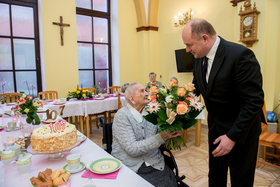 Marszałek Piotr Całbecki był gościem 107 urodzin Elżbiety Rogali, fot. Łukasz Piecyk
