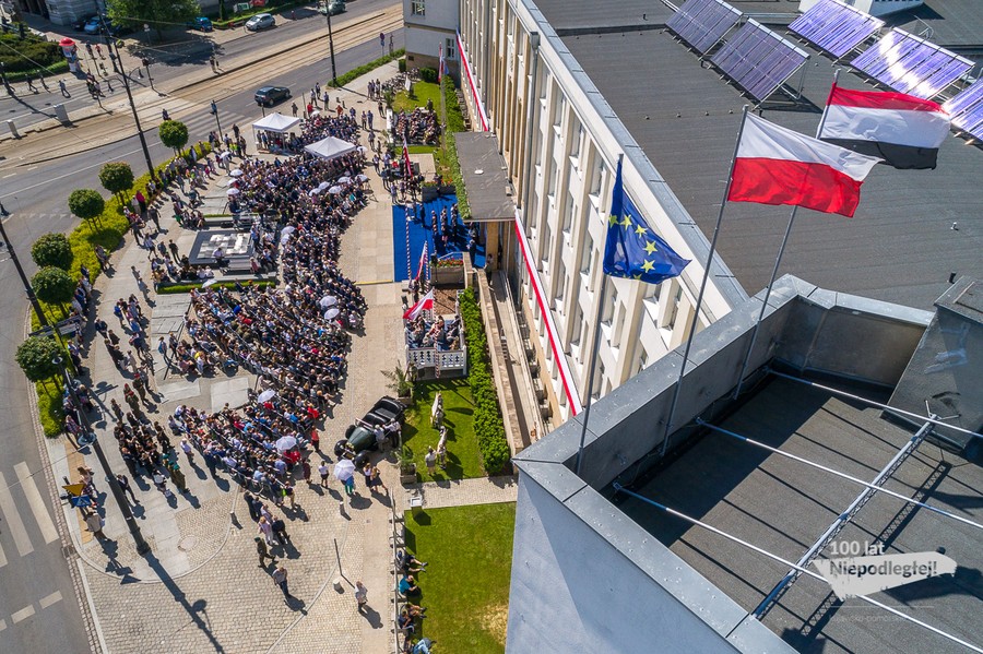Jednym z najważniejszych wydarzeń roku 100-lecia odzyskania niepodległości była uroczysta sesja sejmiku województwa połączona z Forum Samorządowym, która odbyła się 14 maja na placu przed Urzędem Marszałkowskim w Toruniu, fot. Szymon Zdziebło/tarantoga.pl