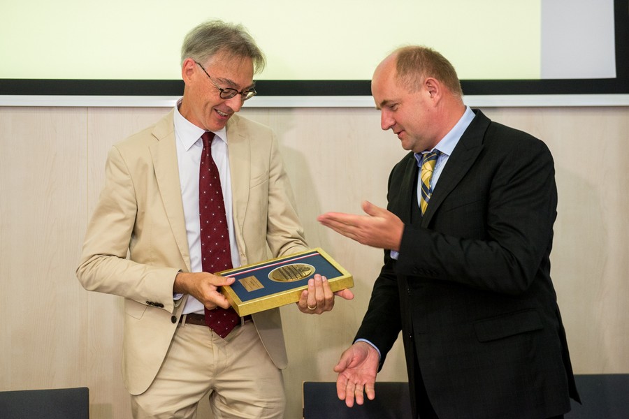 Wśród wyróżnionych marszałkowskim medalem Unitas Durat Palatinatus Cuiaviano-Pomeraniensis, wybitym z okazji setnej rocznicy odzyskania niepodległości jest przedstawiciel Komisji Europejskiej Chrisopher Todd, fot. Łukasz Piecyk