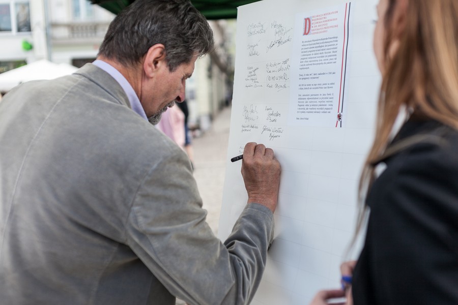 W ramach akcji samorządu województwa około 10 tysięcy mieszkańców regionu złożyło podpisy pod deklaracją z okazji 100. rocznicy odzyskania niepodległości, fot. Filip Kowalkowski