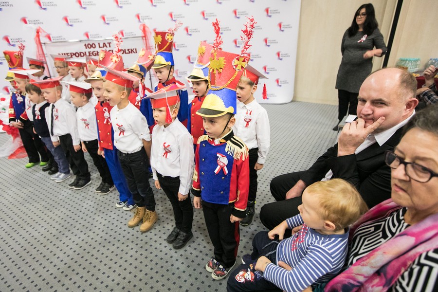 Przedszkolaki zaprezentowały dziś (8 listopada) w Urzędzie Marszałkowskim spektakl z okazji setnej rocznicy odzyskania niepodległości, fot. Andrzej Goiński