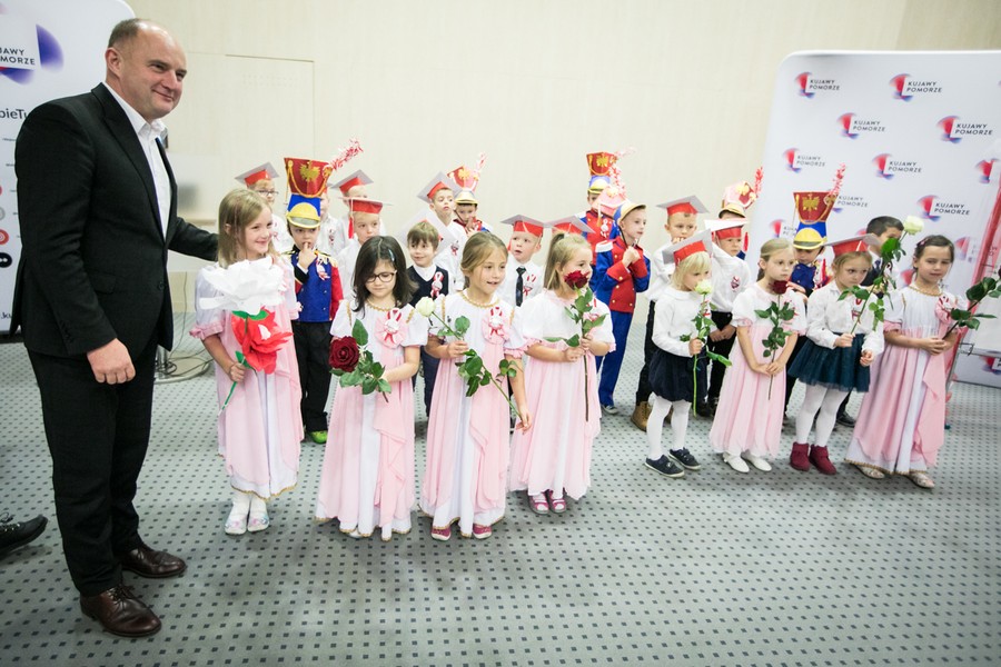 Przedszkolaki zaprezentowały dziś (8 listopada) w Urzędzie Marszałkowskim spektakl z okazji setnej rocznicy odzyskania niepodległości, fot. Andrzej Goiński