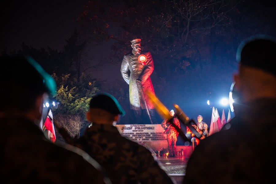 Wieczorny apel pod pomnikiem marszałka Józefa Piłsudskiego na pl. Rapackiego w Toruniu, fot. Łukasz Piecyk
