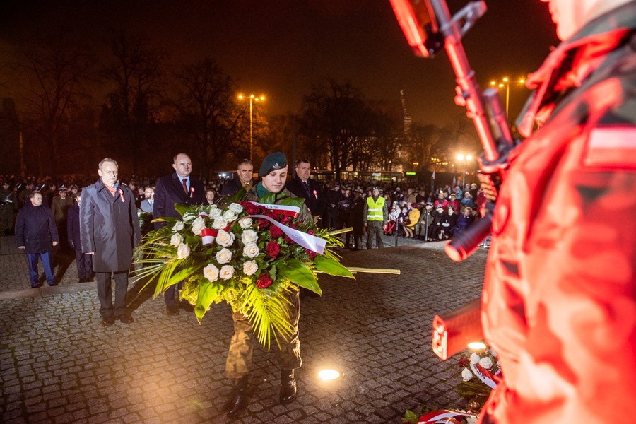 Wieczorny apel pod pomnikiem marszałka Józefa Piłsudskiego na pl. Rapackiego w Toruniu, fot. Łukasz Piecyk
