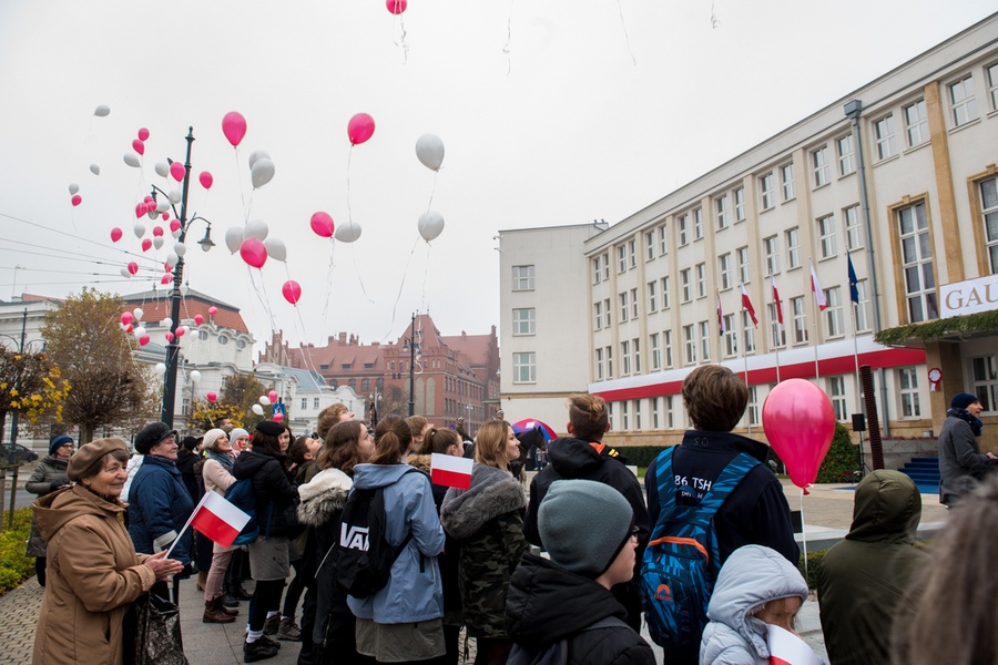 Odsłonięcie tablicy pamiątkowej przed Urzędem Marszałkowskim w Toruniu, fot. Łukasz Piecyk dla UMWKP