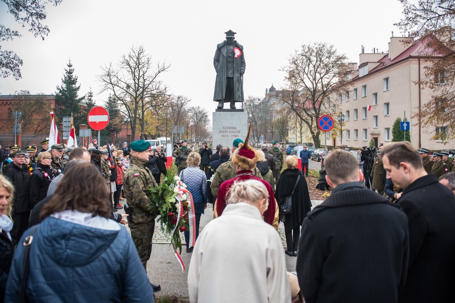 Uroczystość pod pomnikiem generała Hallera w Toruniu, fot. Łukasz Piecyk dla UMWKP
