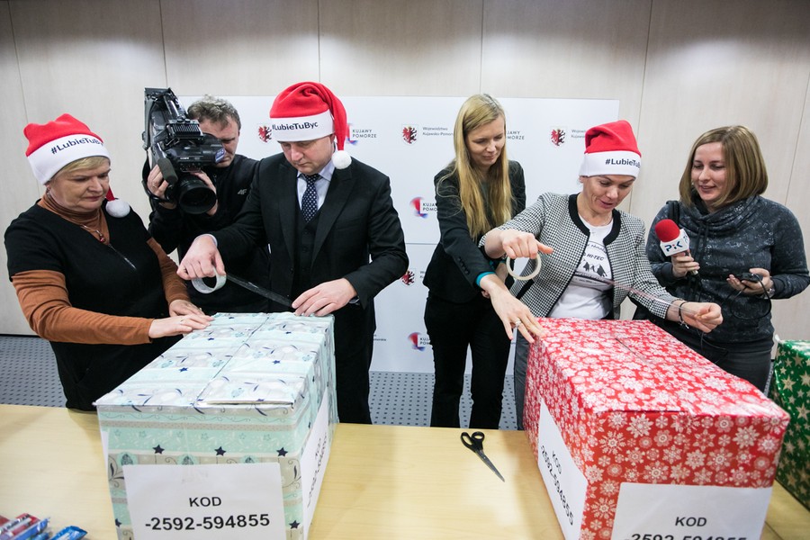 Paczki dla rodzin pakowali 7 grudnia pracownicy Urzędu Marszałkowskiego oraz marszałek Piotr Całbecki, fot. Andrzej Goiński