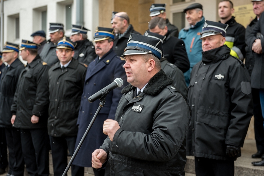 Uroczyste przekazanie samochodów strażackich OSP przed Urzędem Marszałkowskim w Toruniu, fot. Łukasz Piecyk