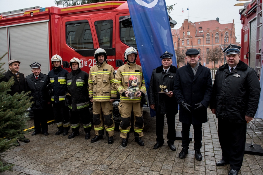 Uroczyste przekazanie samochodów strażackich OSP przed Urzędem Marszałkowskim w Toruniu, fot. Łukasz Piecyk