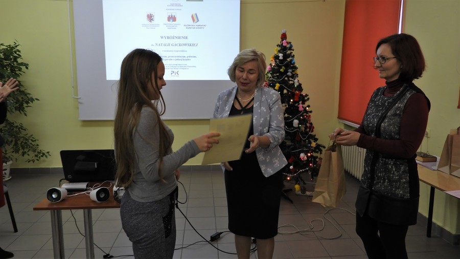 Wręczanie nagród laureatom przez dyrektor PBW, p. Ewę Pronobis-Sosnowską 