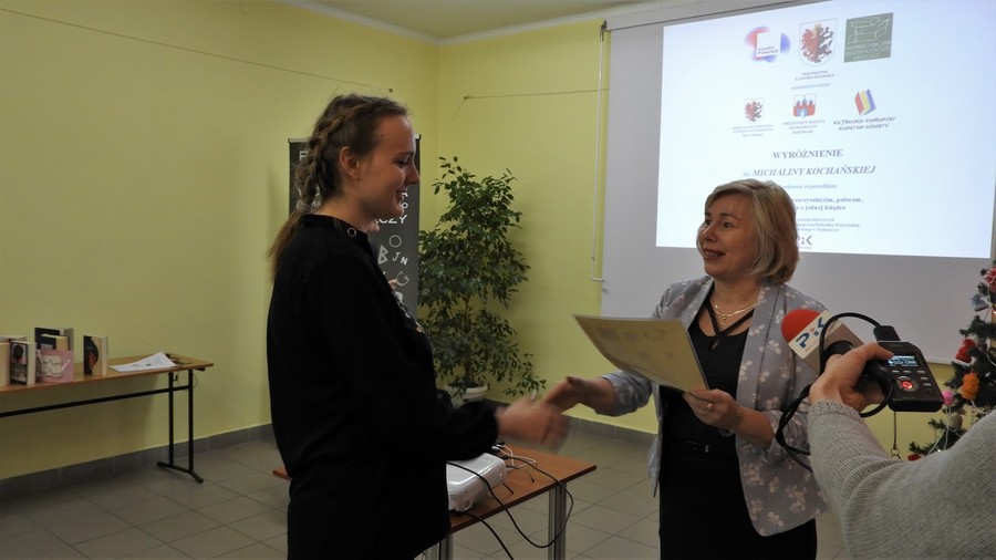 Wręczanie nagród laureatom przez dyrektor PBW, p. Ewę Pronobis-Sosnowską 