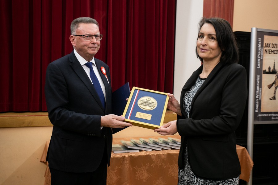 Wicemarszałek Zbigniew Ostrowski wręczył medal Unitas Durat Muzeum Ziemi Szubińskiej, fot. Filip Kowalkowski