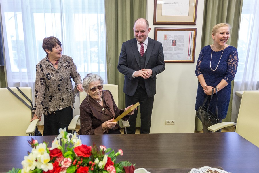 Dziś (6 lutego ) marszałek Piotr Całbecki spotkał się z panią Aurelią Liwińską i jej rodziną, fot. Szymon zdziebło/tarantoga.pl