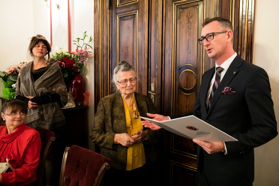 Wanda Łukasiewicz odebrała medal Unitas Durat z rąk wicemarszałka Dariusza Kurzawy, fot. Andrzej Goiński