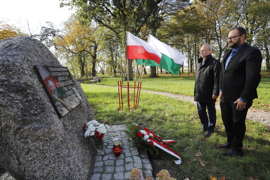 Ceremonia złożenia kwiatów pod poświęconą Stefanowi  Łaszewskiemu  tablicą pamiątkową w Brąchnówku  