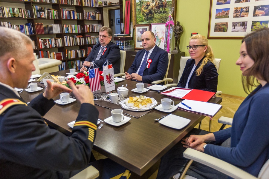 Spotkanie marszałka Piotra Całbeckiego z dowództwem nowej zmiany żołnierzy USA, fot. Szymon Zdziebło/tarantoga.pl dla UMWKP
