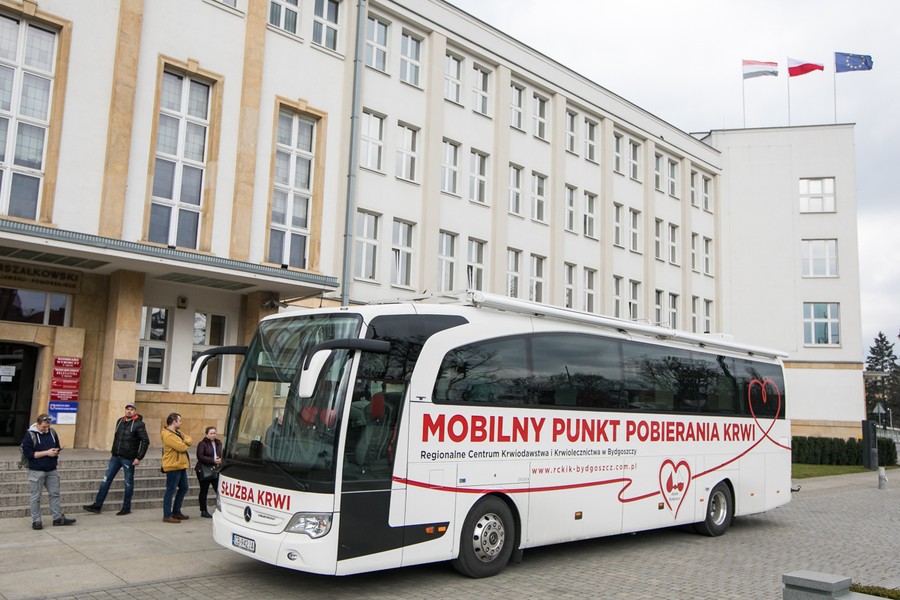 Autobus do poboru krwi stojący przed wejściem do budynku urzędu, fot. Andrzej Goiński/UMWKP
