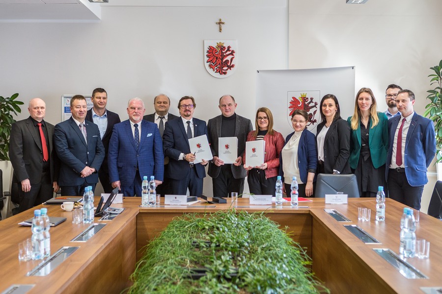 Podpisanie umowy na realizację inwestycji, fot. Szymon Zdziebło/tarantoga.pl