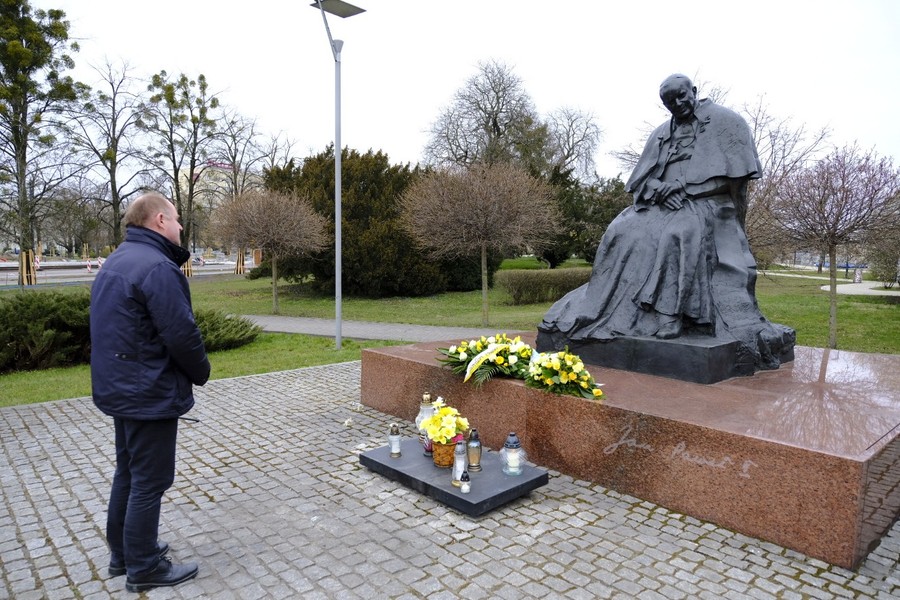 Marszałek Piotr Całbecki złożył kwiaty pod toruńskim pomnikiem świętego Jana Pawła II, fot. UMKWP