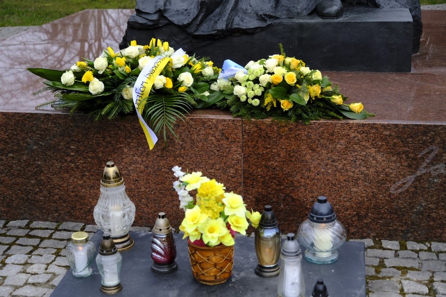 Marszałek Piotr Całbecki złożył kwiaty pod toruńskim pomnikiem świętego Jana Pawła II, fot. UMKWP