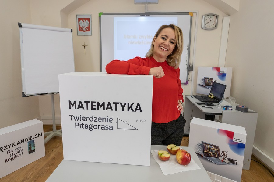 Magdalena Budzyńska podczas e-lekcji  matematyki, fot. Mikołaj Kuras dla UMWKP