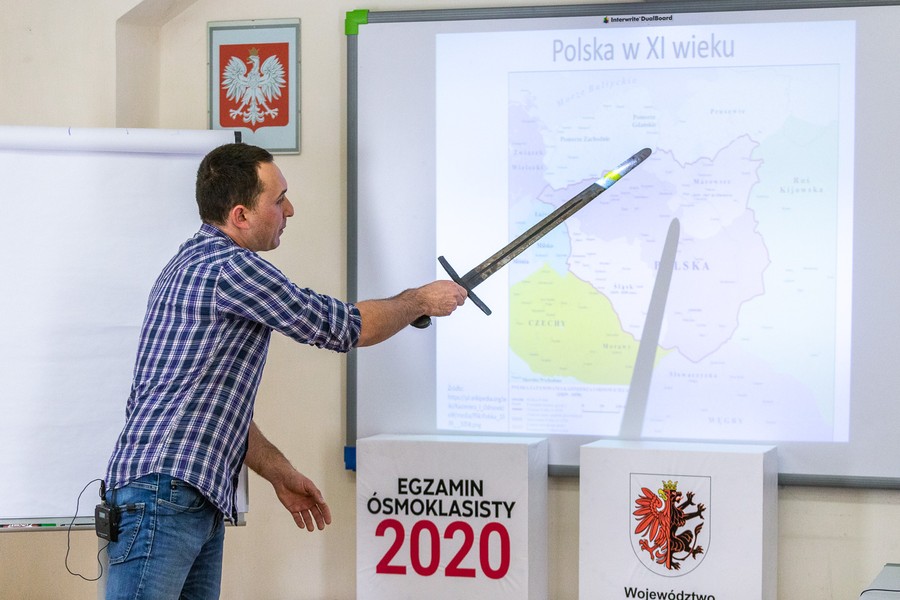 Szymon Wiśniewski podczas e-lekcji historii, fot. Szymon Zdziebło/tarantoga.pl dla UMWKP