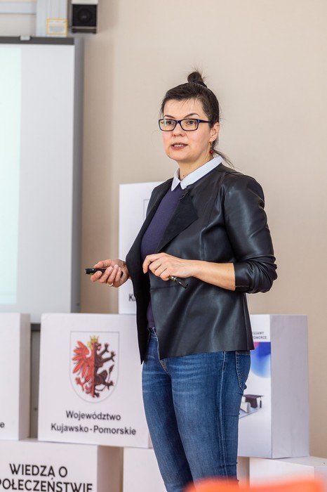 Bożena Brudka-Gniadkowska podczas e-lekcji chemii, fot. Szymon Zdziebło/tarantoga.pl dla UMWKP