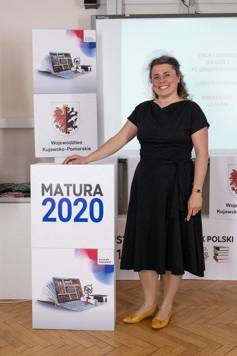 Monika Klimek podczas e-lekcji geografii, fot. Mikołaj Kuras dla UMWKP