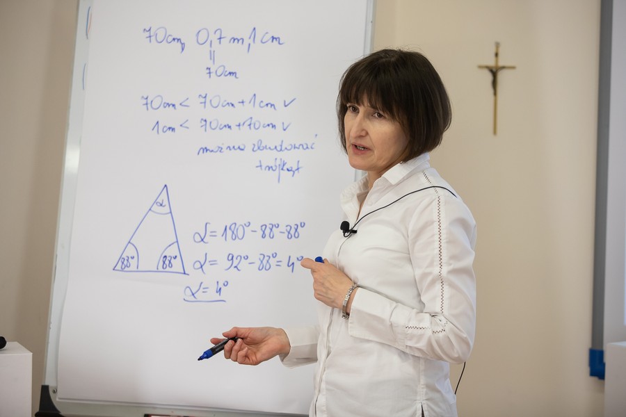 Elżbieta Kwiecińska podczas e-lekcji matematyki, fot. Mikołaj Kuras dla UMWKP