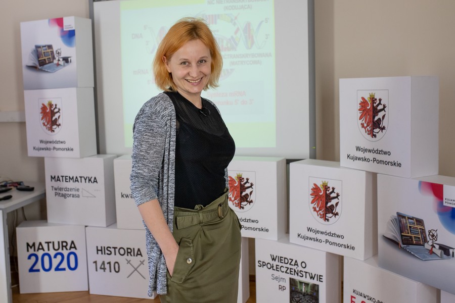 Magdalena Lutowska podczas e-lekcji biologii, fot. Mikołaj Kuras dla UMWKP