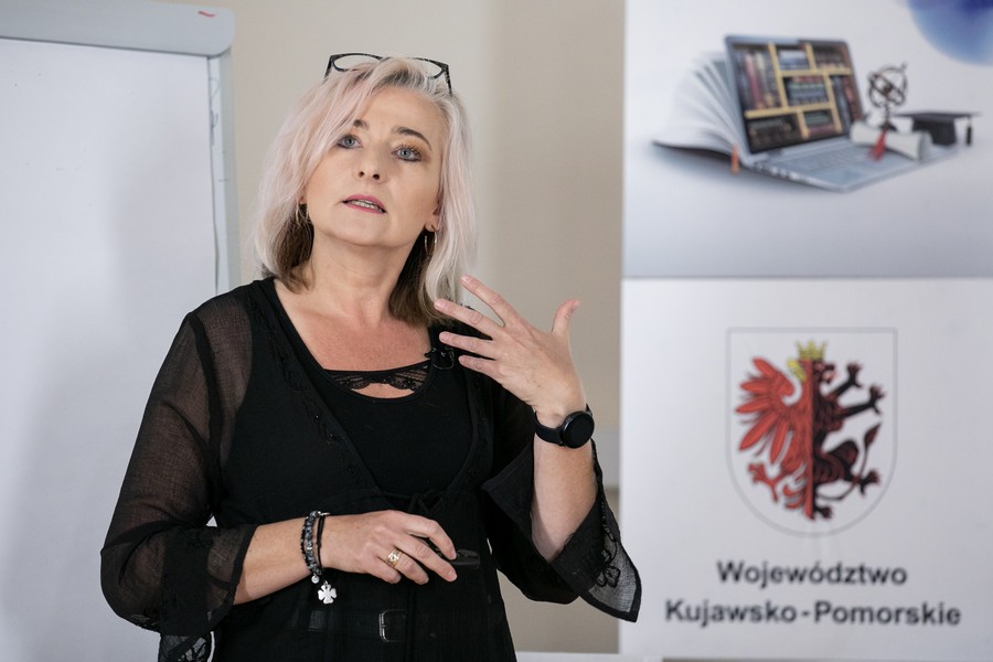 Anna Molenda podczas e-lekcji języka polskiego, fot. Andrzej Goiński/UMWKP